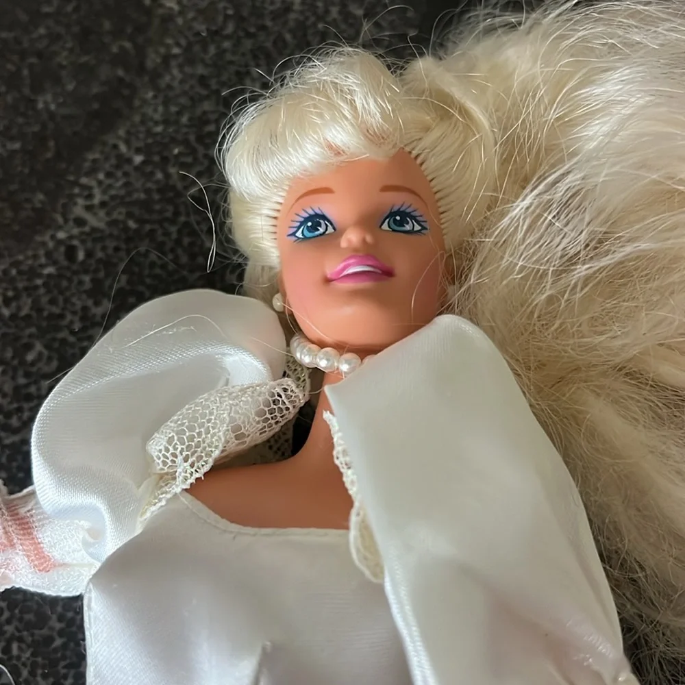 Vintage excellent condition, Barbie blushing bride blonde hair doll 1990s